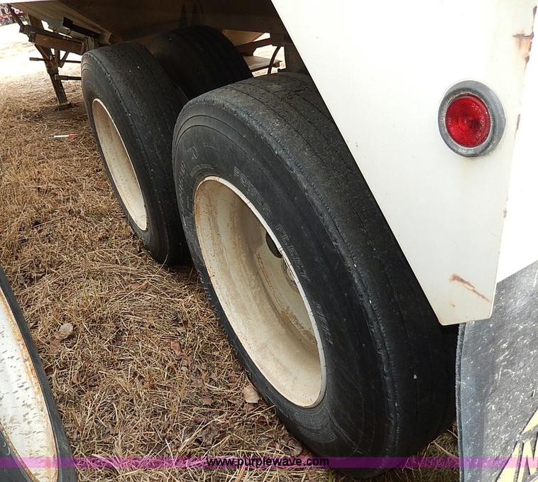 image for item H1252 1998 Dakota single hopper grain trailer