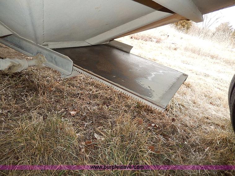 image for item H1252 1998 Dakota single hopper grain trailer