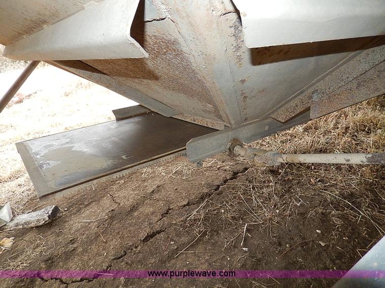 image for item H1252 1998 Dakota single hopper grain trailer