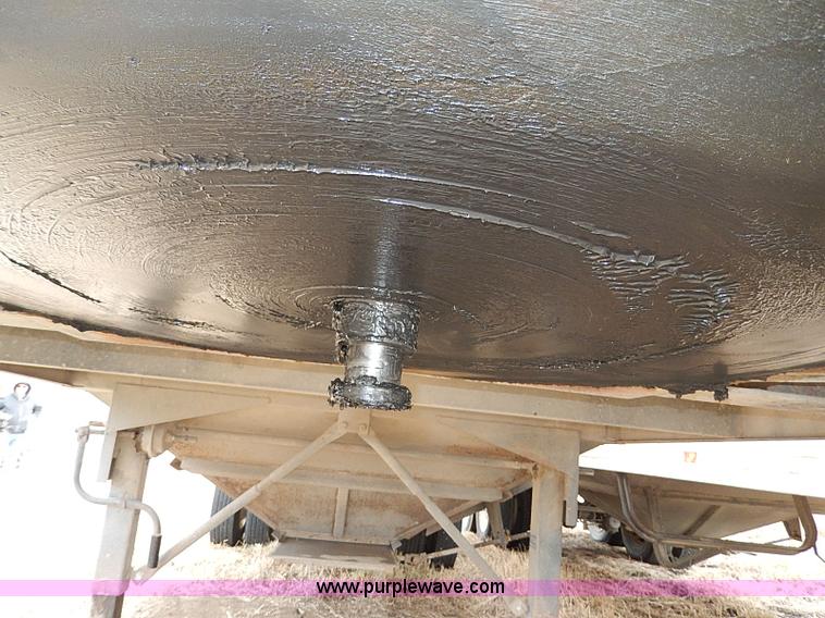 image for item H1252 1998 Dakota single hopper grain trailer