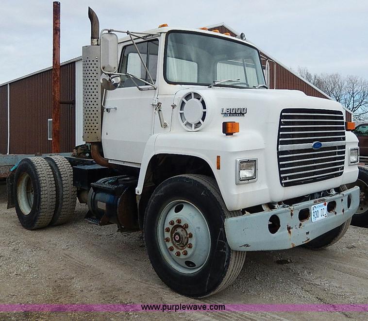 image for item H1257 1989 Ford LN8000 semi truck