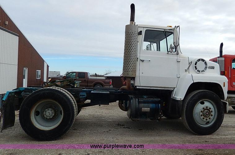 image for item H1257 1989 Ford LN8000 semi truck