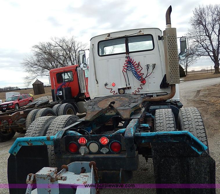 image for item H1257 1989 Ford LN8000 semi truck