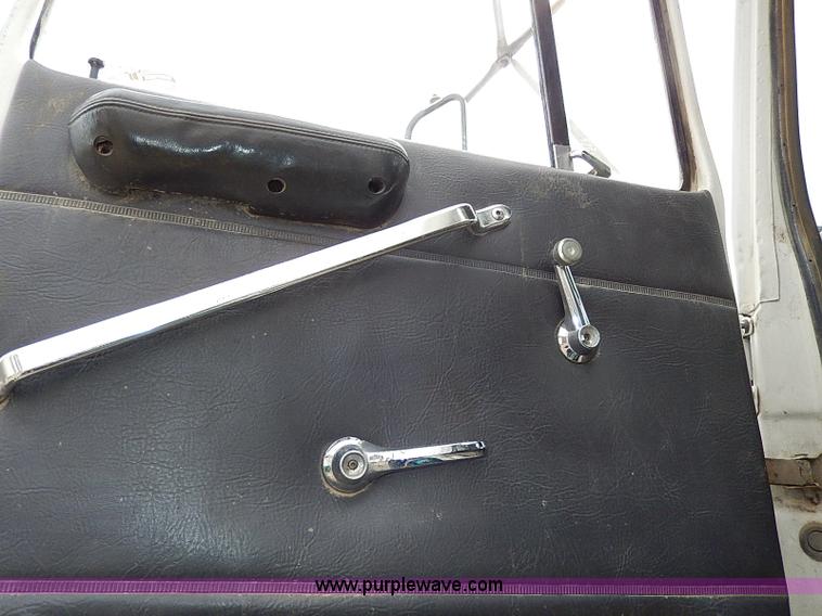 image for item H1257 1989 Ford LN8000 semi truck