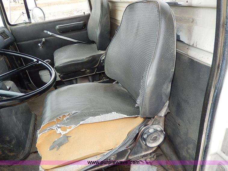 image for item H1257 1989 Ford LN8000 semi truck