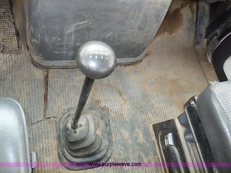 image for item H1257 1989 Ford LN8000 semi truck