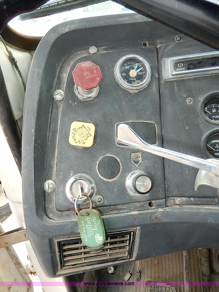 image for item H1257 1989 Ford LN8000 semi truck