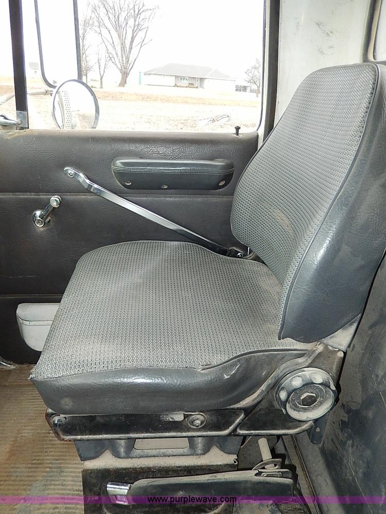 image for item H1257 1989 Ford LN8000 semi truck