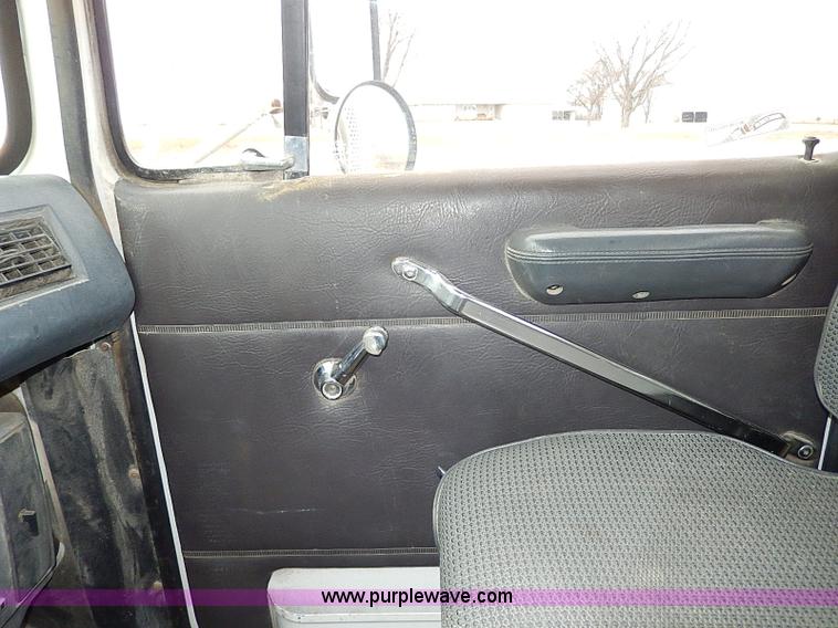 image for item H1257 1989 Ford LN8000 semi truck