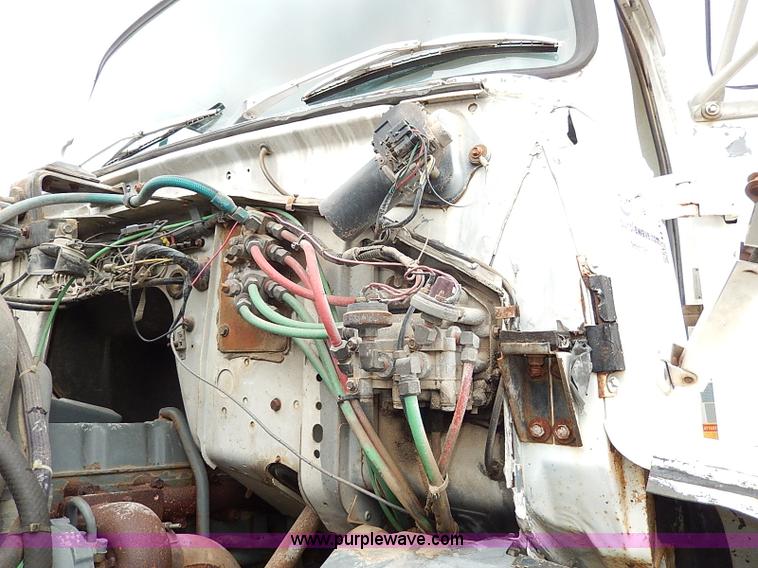 image for item H1257 1989 Ford LN8000 semi truck