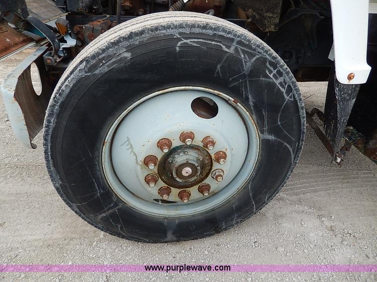 image for item H1257 1989 Ford LN8000 semi truck