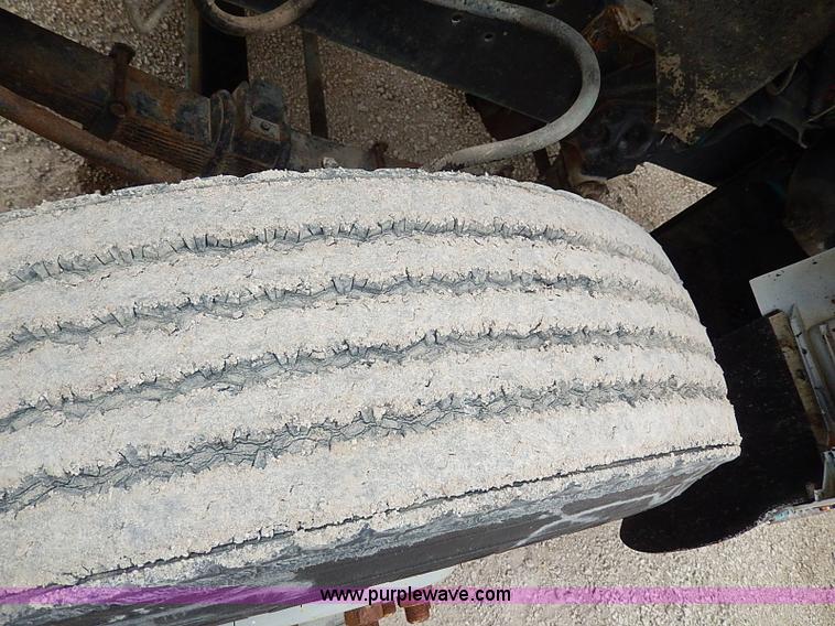 image for item H1257 1989 Ford LN8000 semi truck