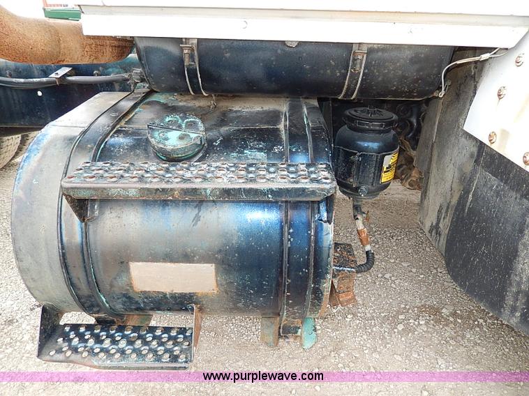 image for item H1257 1989 Ford LN8000 semi truck