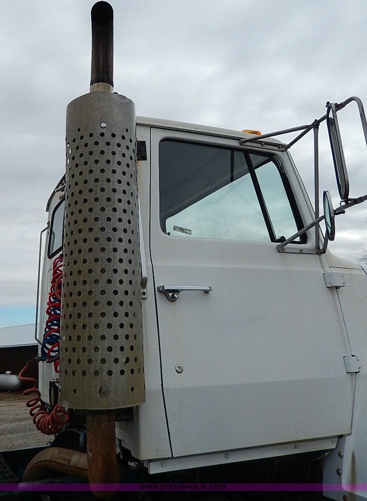 image for item H1257 1989 Ford LN8000 semi truck