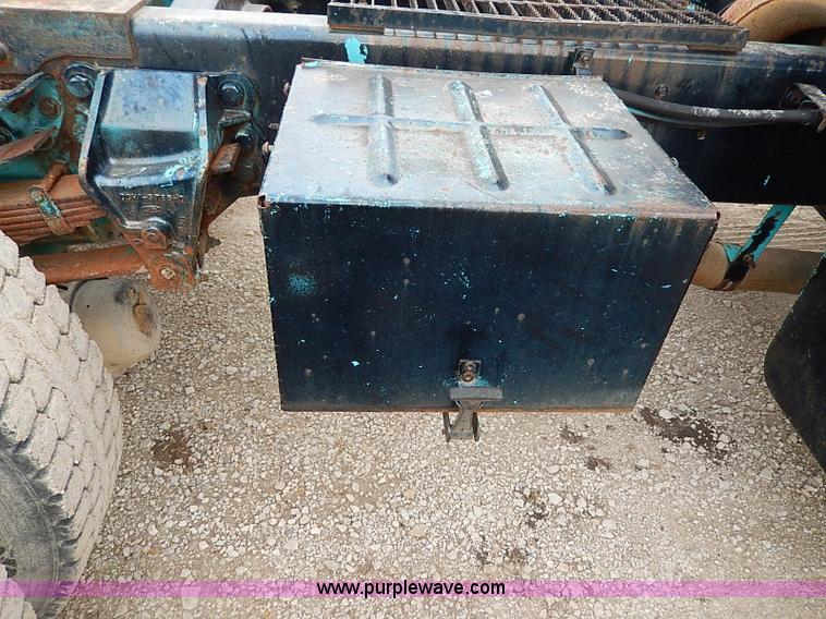 image for item H1257 1989 Ford LN8000 semi truck