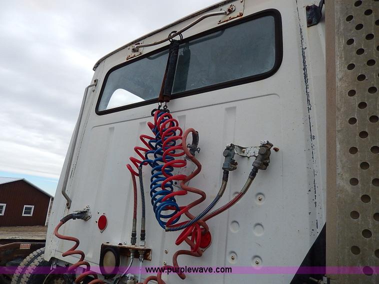 image for item H1257 1989 Ford LN8000 semi truck