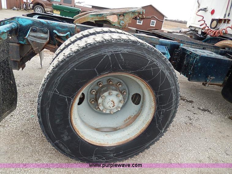 image for item H1257 1989 Ford LN8000 semi truck