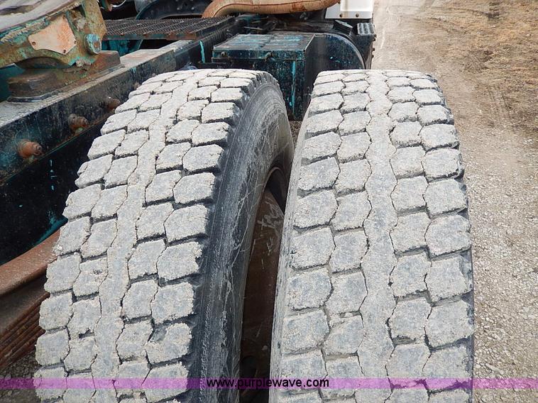 image for item H1257 1989 Ford LN8000 semi truck