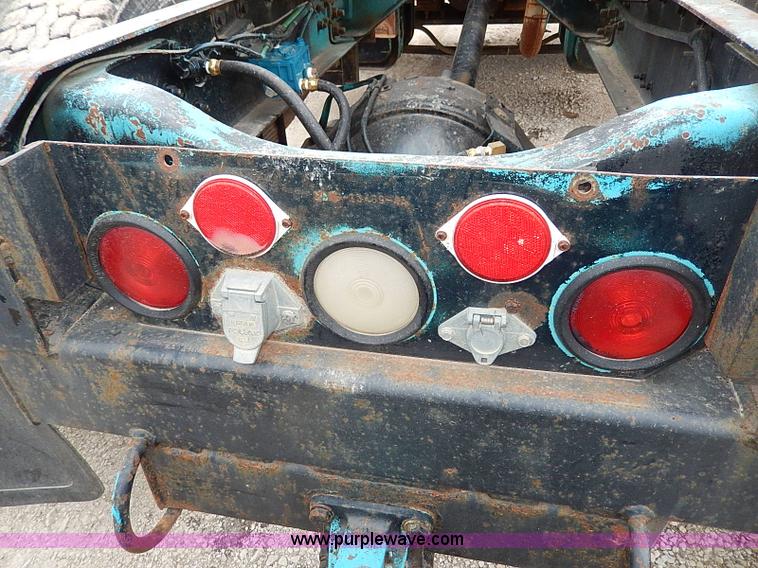 image for item H1257 1989 Ford LN8000 semi truck