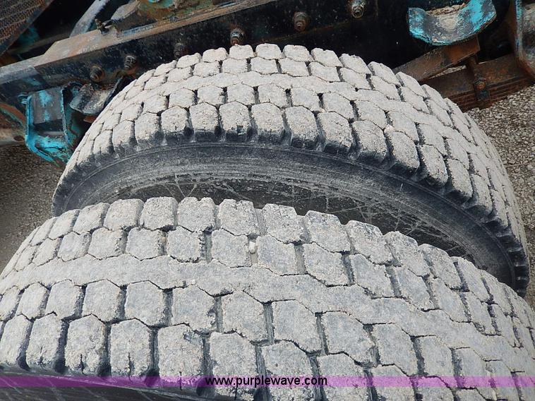 image for item H1257 1989 Ford LN8000 semi truck