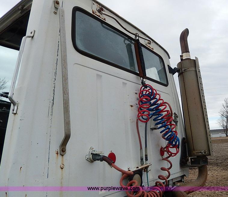 image for item H1257 1989 Ford LN8000 semi truck