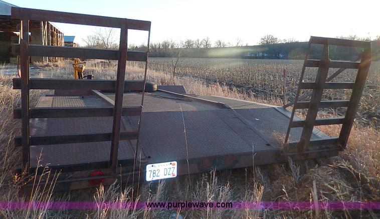 image for item H1290 1974 Gold Nugget 10-6 swather trailer