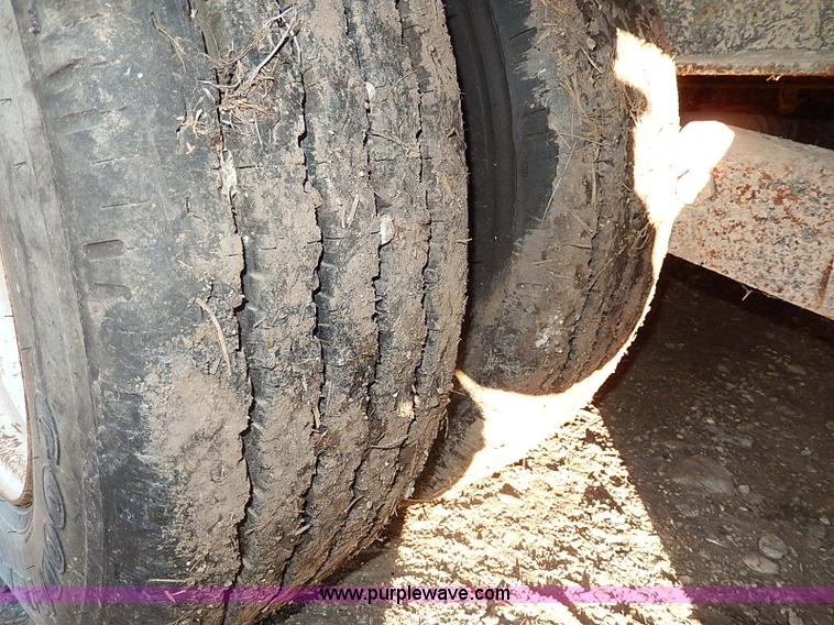 image for item H1292 1977 Jantz LP8-12 expandable combine trailer