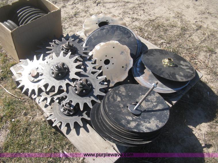 image for item I5713 2004 AGCO White 8706 planter