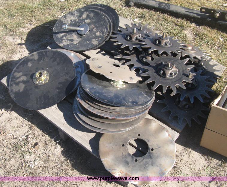 image for item I5713 2004 AGCO White 8706 planter