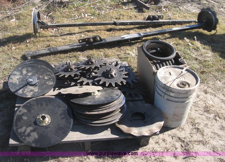 image for item I5713 2004 AGCO White 8706 planter