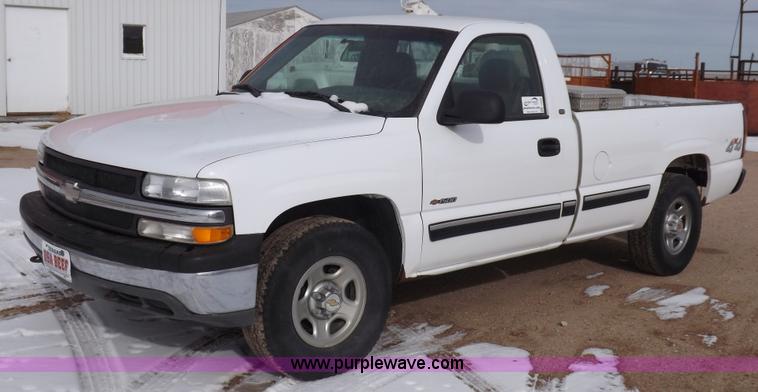 image for item I9208 2000 Chevrolet Silverado 1500 pickup truck