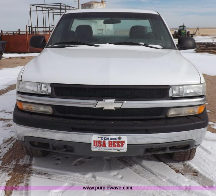 image for item I9208 2000 Chevrolet Silverado 1500 pickup truck