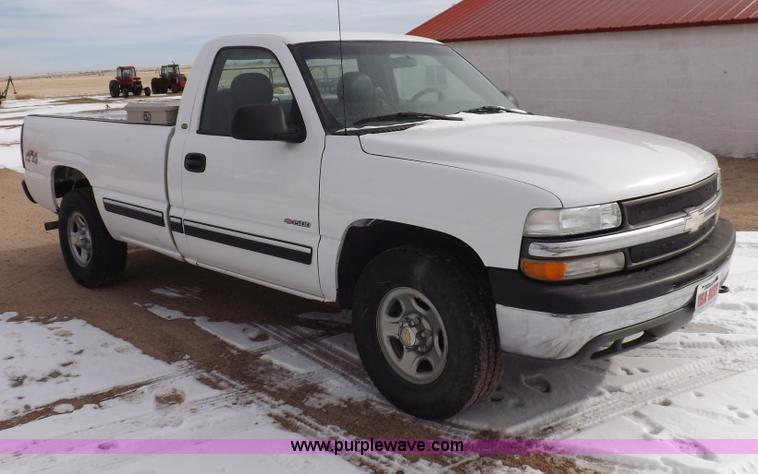 image for item I9208 2000 Chevrolet Silverado 1500 pickup truck