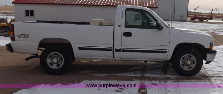 image for item I9208 2000 Chevrolet Silverado 1500 pickup truck