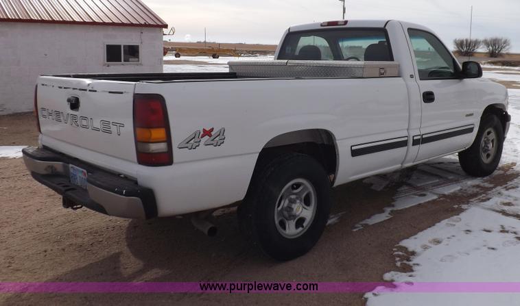 image for item I9208 2000 Chevrolet Silverado 1500 pickup truck