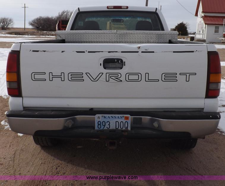image for item I9208 2000 Chevrolet Silverado 1500 pickup truck