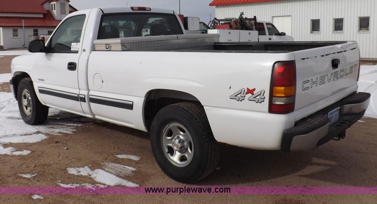 image for item I9208 2000 Chevrolet Silverado 1500 pickup truck