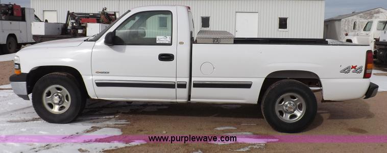 image for item I9208 2000 Chevrolet Silverado 1500 pickup truck