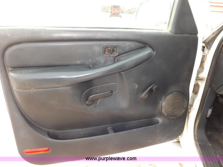 image for item I9208 2000 Chevrolet Silverado 1500 pickup truck