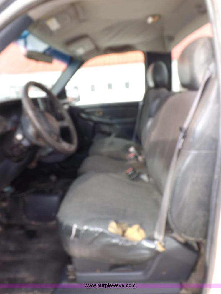 image for item I9208 2000 Chevrolet Silverado 1500 pickup truck