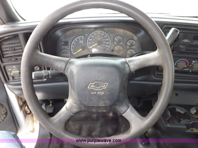 image for item I9208 2000 Chevrolet Silverado 1500 pickup truck