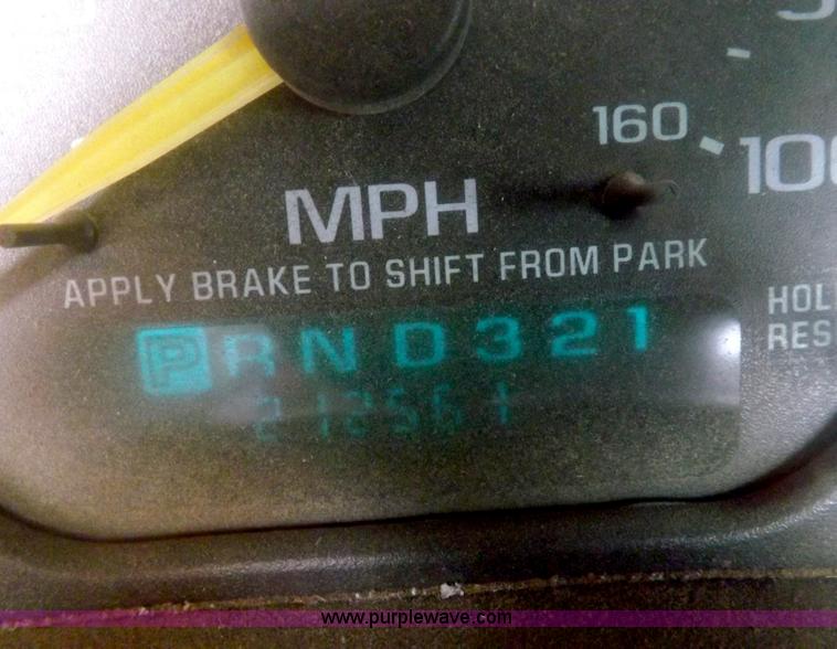 image for item I9208 2000 Chevrolet Silverado 1500 pickup truck