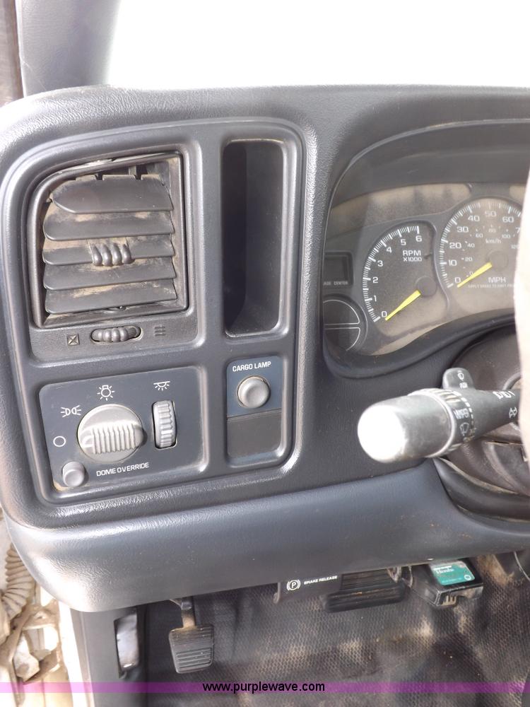 image for item I9208 2000 Chevrolet Silverado 1500 pickup truck