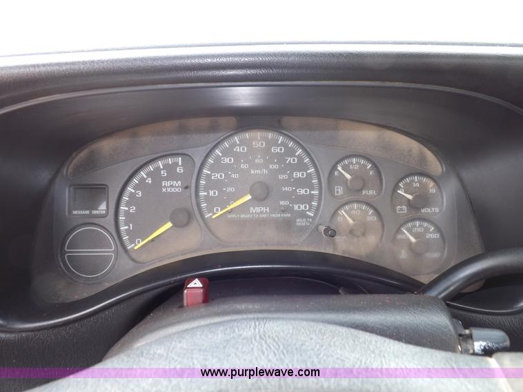 image for item I9208 2000 Chevrolet Silverado 1500 pickup truck