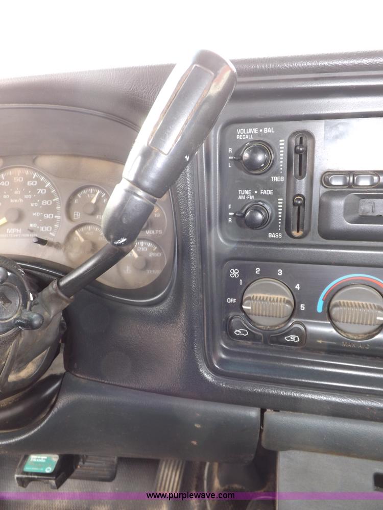 image for item I9208 2000 Chevrolet Silverado 1500 pickup truck