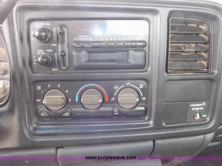 image for item I9208 2000 Chevrolet Silverado 1500 pickup truck