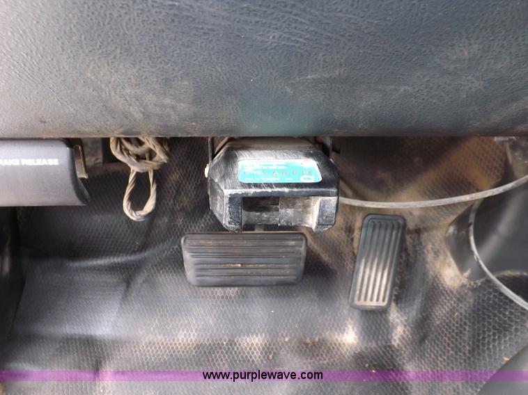 image for item I9208 2000 Chevrolet Silverado 1500 pickup truck