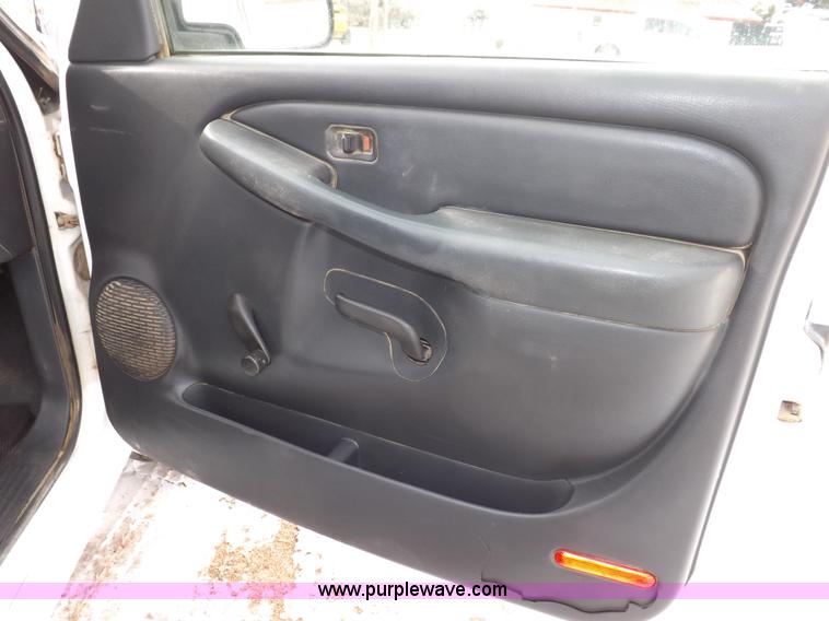 image for item I9208 2000 Chevrolet Silverado 1500 pickup truck