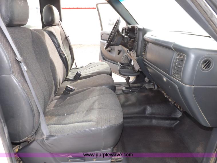 image for item I9208 2000 Chevrolet Silverado 1500 pickup truck