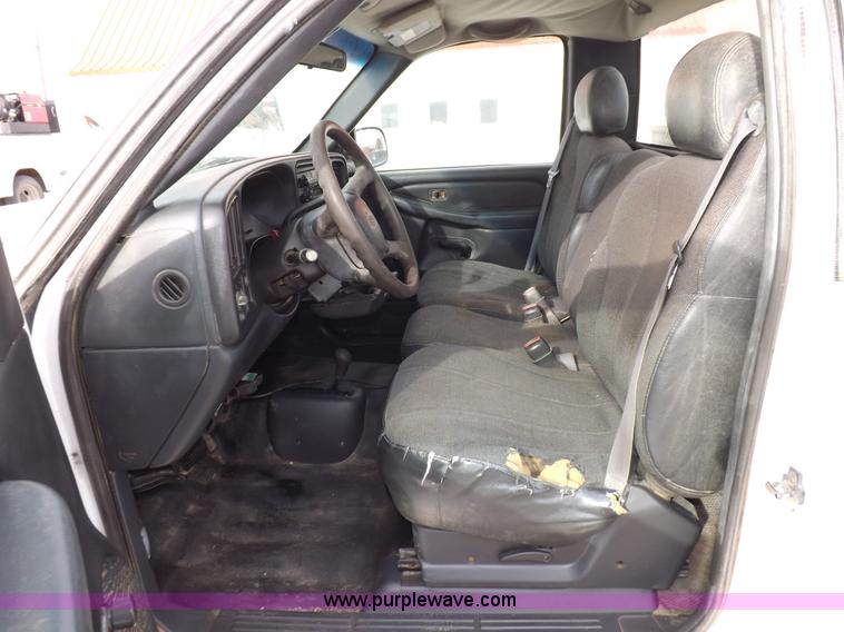 image for item I9208 2000 Chevrolet Silverado 1500 pickup truck